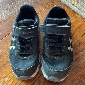 Boys youth Under Armor Sneakers